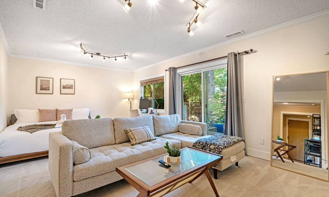 Mountlake Terrace House | Chic 1BR/1BA Lower Unit @ Mountlake Terrace