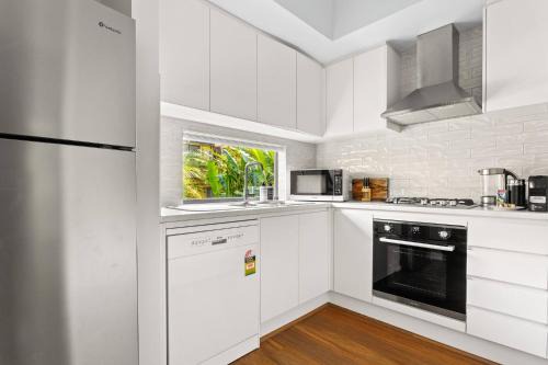 Clontarf House | Chic 2-Bed Cottage Minutes from Clontarf Beach