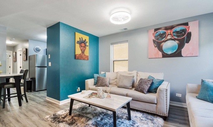 Grand Boulevard Apartment | Chic 2-bedroom apartment in vibrant Chicago with AC, WiFi