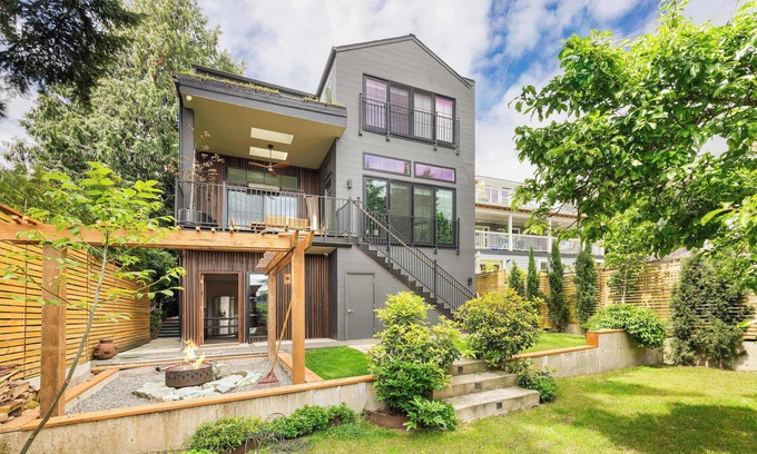 Wallingford House | Chic 2020-Built 2BR Urban Oasis| Private Backyard