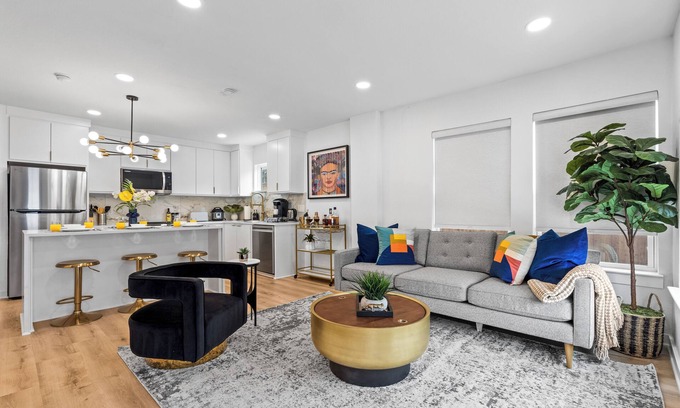 Oak Cliff Apartment | Chic 2BR flat w/fireplace & gated parking
