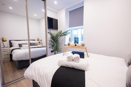 West Finchley Apartment | Chic 2King BD Apt London with Ensuite & Pull Out Bed