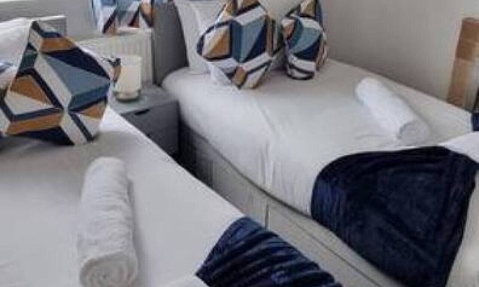 Watford Town Centre Condo | Chic 3-Bed Watford Town Center Flat - Urban Escape