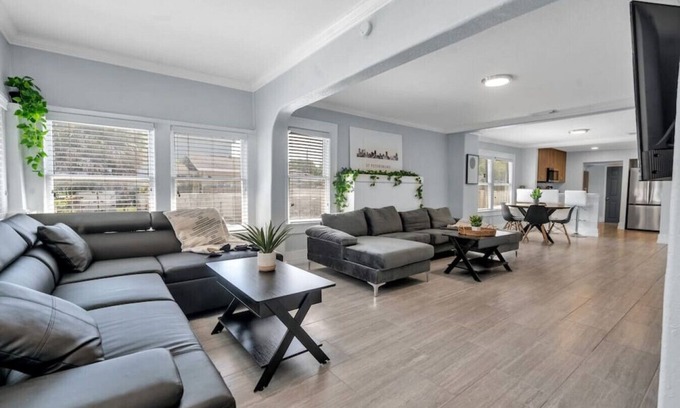 St. Petersburg - Clearwater House | Chic 3 Bedroom 3 Bathroom Grand Central Bungalow