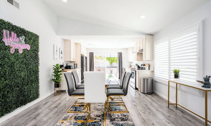 Santa Ana House | Chic 3BR w/Insta Wall & Arcade & Mins to Disney!