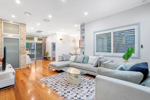 Five Dock House | Chic 4 Bedroom House at Five Dock