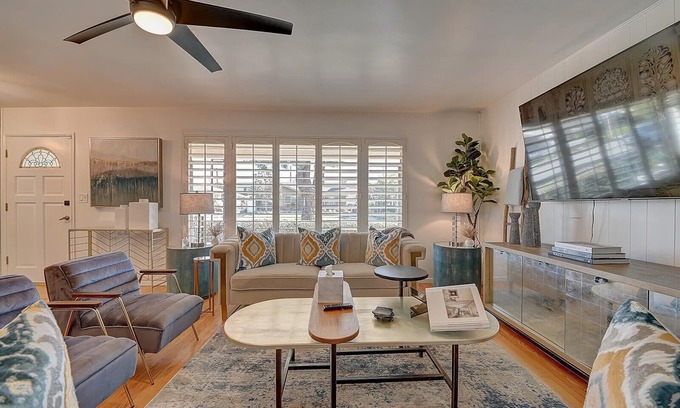 Orange House | Chic 4 BR Home - minutes to Angel Stadium. 2000 sq ft + Central AC + Grass Yard