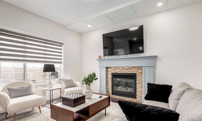 Evanston House | Chic 9-Bed Oasis Jacuzzi AC BBQ Fireplace