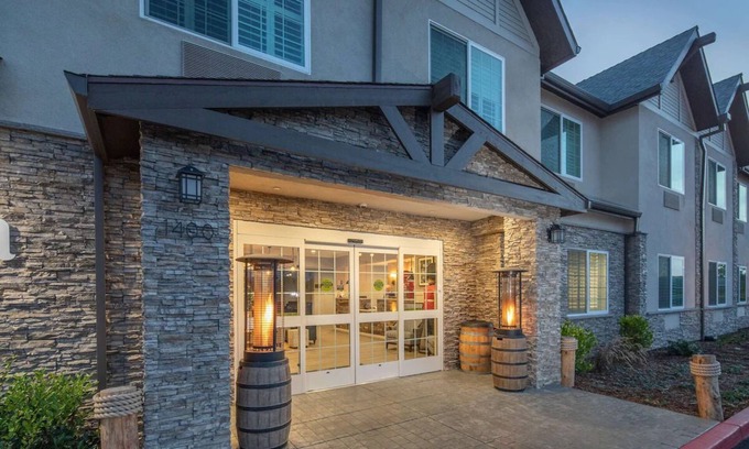 Half Moon Bay House | Chic Coastal Haven near Pillar Point Harbor - Scenic Serenity, Free Breakfast!