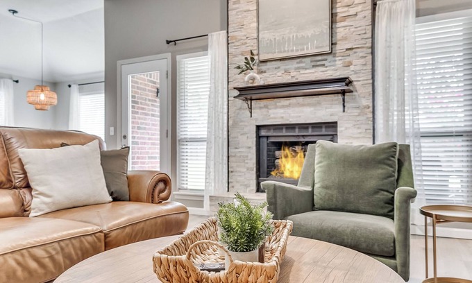 Edmond House | Chic & comfortable home in central Edmond-two King rooms-yard-EV charger!