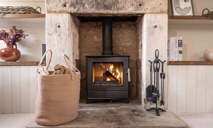 Bourton-on-the-Water Cottage | Chic Cottage - Central Bourton - Parking