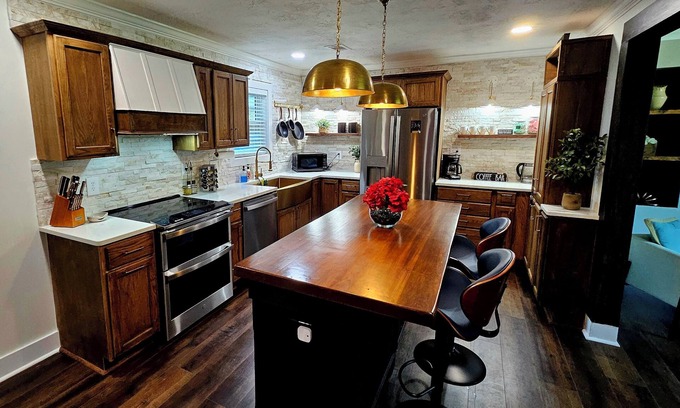 Gracewood House | Chic Designer Getaway; Private Cul-de-Sac; Veteran-Owned