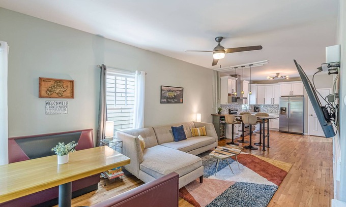 Summerhill House | Chic Downtown Bungalow | Walk to Restaurants & Coffee Shops