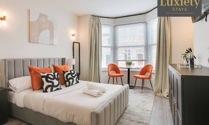 Southend-on-Sea Apartment | Chic & Gorgeous Studio City Centre Nr High Street by Luxiety Stays