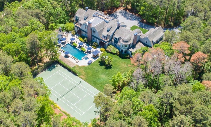 Water Mill House | Chic Hamptons Retreat in Watermill with Tennis, Pool, Spa, Steam Room, and Gym