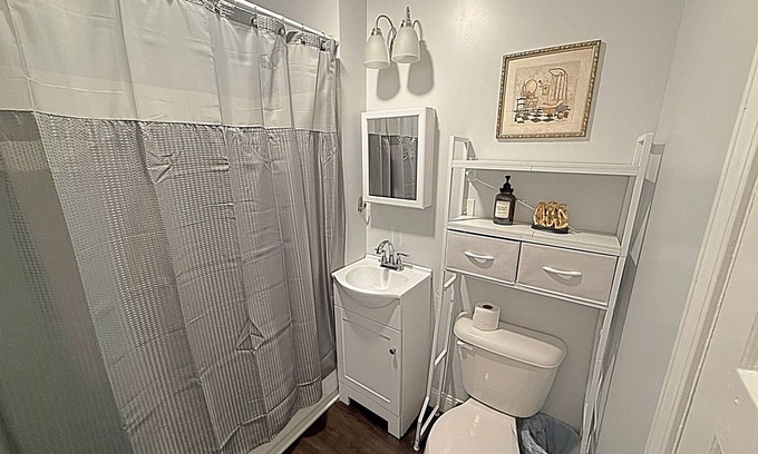 Westside Apartment | Chic Hideaway in Tipperary Hill