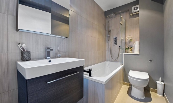 Elephant and Castle Apartment | Chic High-End 1BD Flat - Near Borough Market!