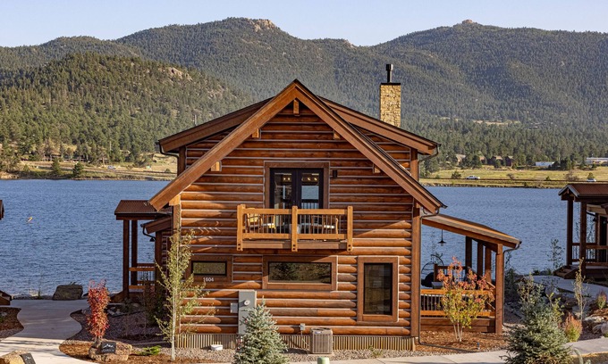 Estes Park Cabin | Chic Lakefront Cabin - Unbeatable Views! Jacuzzi, Two Patios, Indoor/Outdoor Fireplace