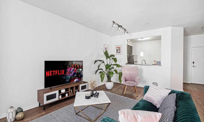 Marina del Rey Apartment | Chic Marina Del Rey 1BDR Oasis – Pool, Gym & Free Parking