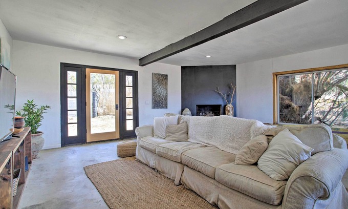Morongo Valley House | Chic Morongo Valley Home: Mtn Views & Pergola