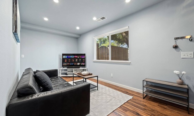 Southeastern Sacramento Apartment | Chic Retreat:3BR/2BA Gem, near UC Davis Med Center