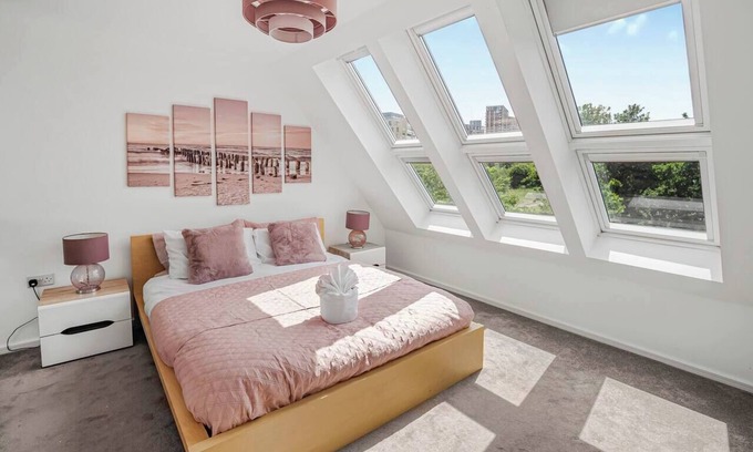 Salford House | Chic Riverside Retreat Salford 4bd + free parking