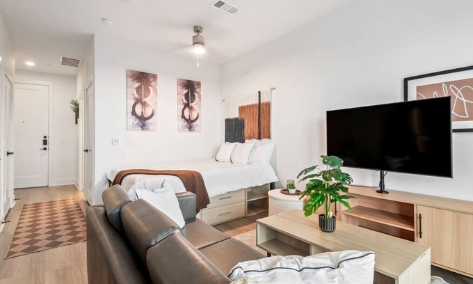 Neartown Condo | Chic Studio | Boho Style | Shared Pool & Gym