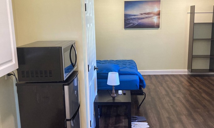 Ridge Wood Heights Apartment | Chic studio with WiFi and AC in tranquil Sarasota