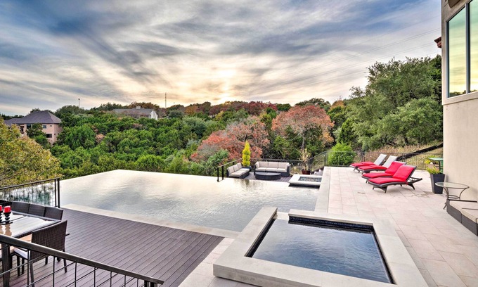 Rob Roy On The Lake House | Chic Villa w/Infinity Pool: 10 Mi to Downtown!