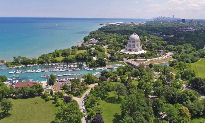 Wilmette Villa | Chicago-Northshore Vacation Rental Luxury 5BR n5 Ba Victorian Mansion 7min Beach