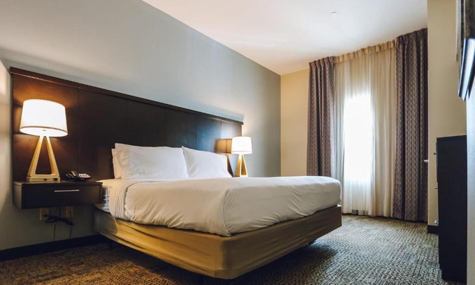 Chinatown Apartment | Chinatown 1B and Free Parking Washer and Dryer Gym Relux 320