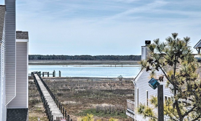 Chincoteague House | Chincoteague Townhome w/Pony Views from Deck!