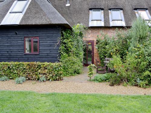 Potter Heigham House | Chive - E4326