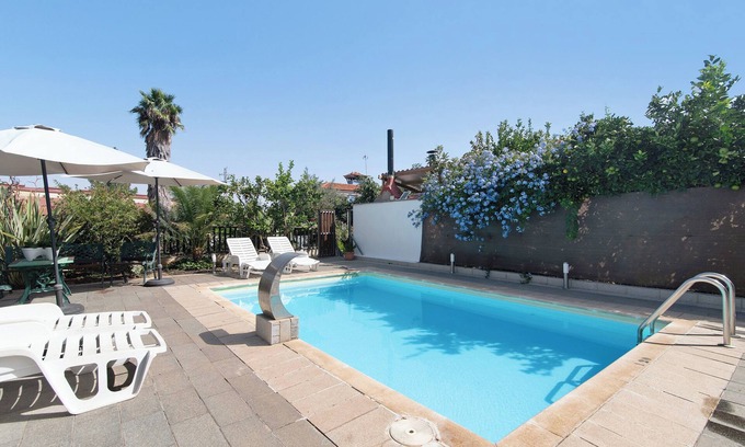 La Solana Villa | Cho Almeida with sea views, Wi-Fi and air conditioning.