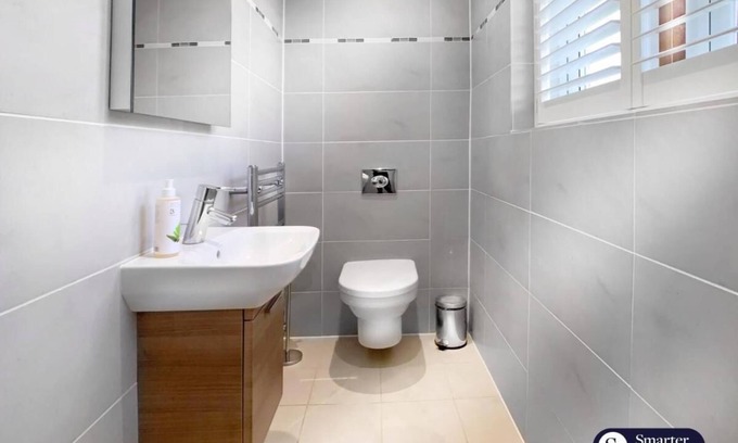 Woking House | Chobham - 3 Bedroom Townhouse W/Garden & Parking