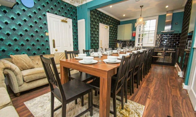 Brighton City Centre House | Chocolate Box |Sleeps 18| by Brighton Holiday Lets