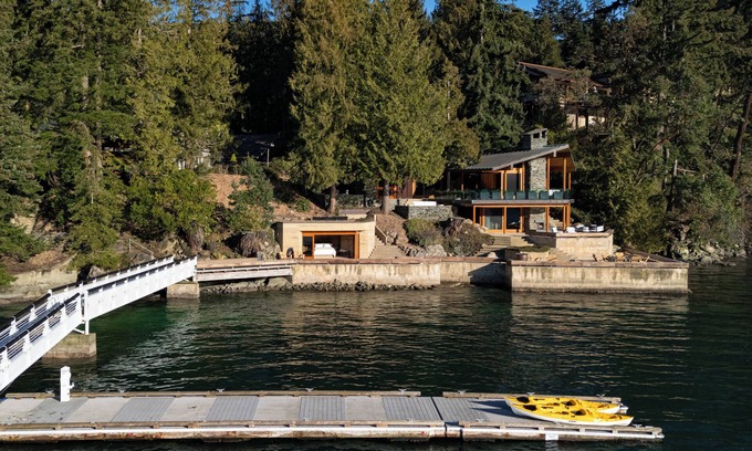 Bellingham House | Chuckanut Point Villa Luxury Waterfront Retreat | Sleeps 8 | Stunning Views