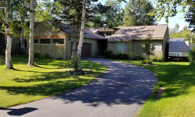 Scenic Foothills House | Chugach Foothills Chalet - a charming, quiet east Anchorage retreat!