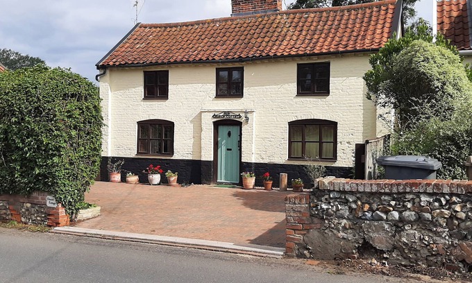 Walpole Cottage | CHURCH COTTAGE, pet friendly, with open fire in Halesworth