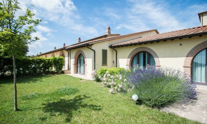 Trequanda Villa | Cignella Villa Limone in Resort with pool