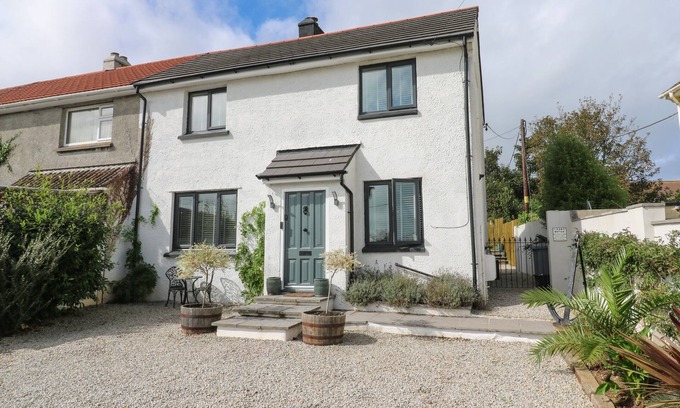 Illogan Cottage | CINDERS LOFT, pet friendly, with a garden in Illogan
