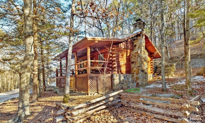 Eureka Springs Cabin | Cinnamon Valley - The Whitetail