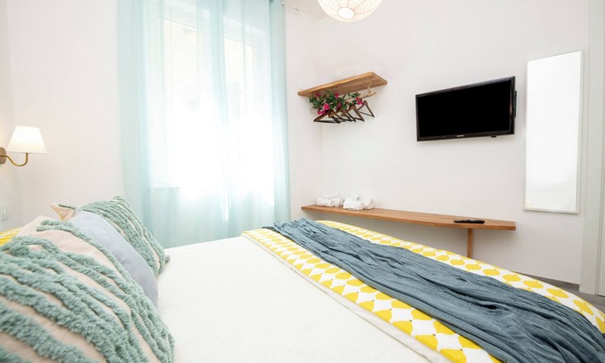 Moneglia Apartment | CINQUE TERRE APARTMENT PVT BATH & KITCHNETTE aMoneglia| 2min walk to the beach