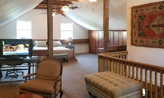 Jeffersonville Apartment | Circa 1900 Renovated Carriage House with private yard