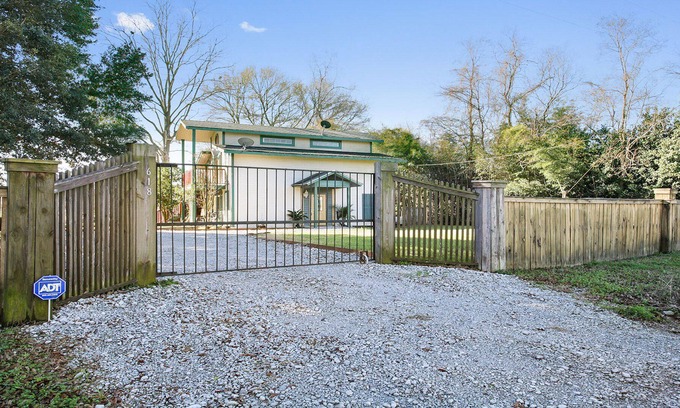 Sunset Apartment | Citified country and Close to Grand Coteau