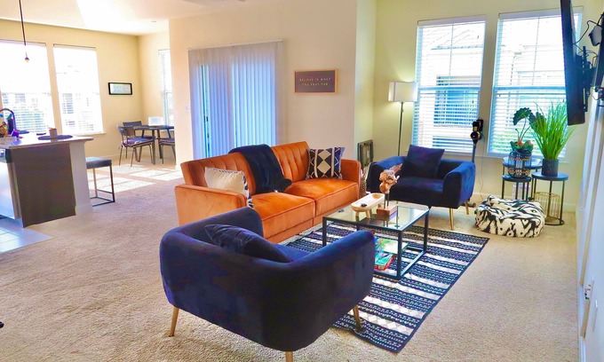 Huntington Apartment | City center luxe PS5 fast Wi-Fi metro access more