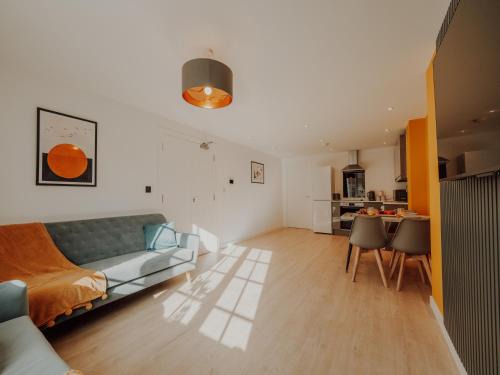 Nottingham City Centre Apartment | City Central - Sleeps 5 -Stylish 3 Beds - Parking - Fast WiFi