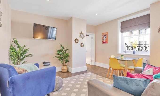Brighton City Centre Apartment | City Heights | One Bedroom modern apt | 100 metres from seafront