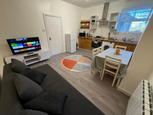 Enfield Highway Apartment | City Hideaway