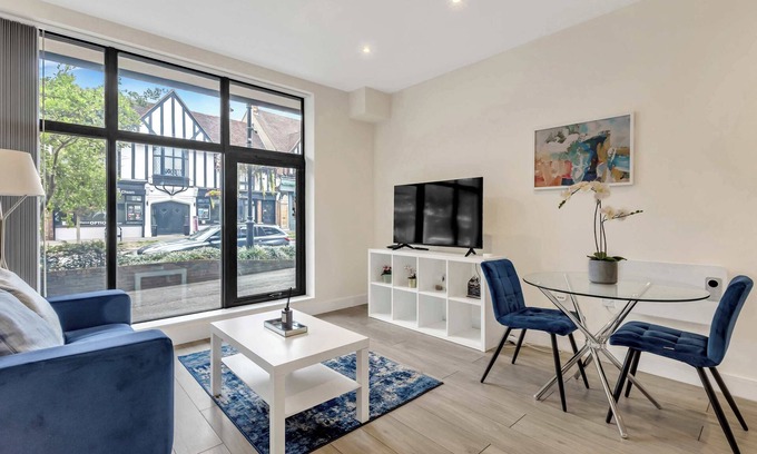 Sutton Apartment | City Service Lets | New London 2Bed With Parking | Long Stays Welcome